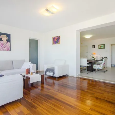 Consuela Apartment *